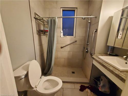 114 Vauxhall Street, London, ON - Indoor Photo Showing Bathroom