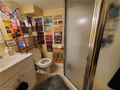 114 Vauxhall Street, London, ON - Indoor Photo Showing Bathroom