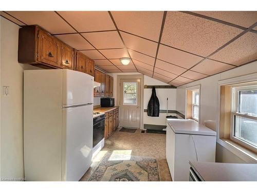 122 Mary Street, Clinton, ON - Indoor Photo Showing Kitchen