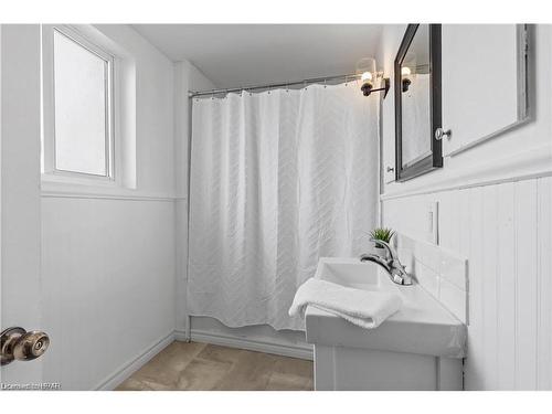 233 Nile Street, Stratford, ON - Indoor Photo Showing Bathroom