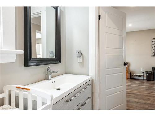 175 Mcnab St, Stratford, ON - Indoor Photo Showing Bathroom