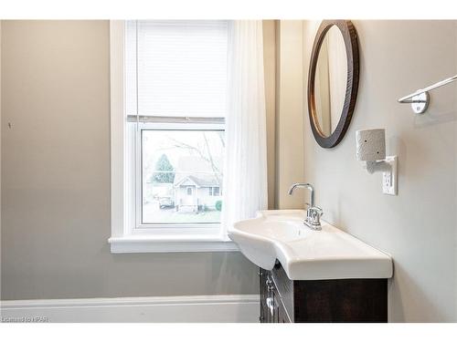 175 Mcnab St, Stratford, ON - Indoor Photo Showing Bathroom