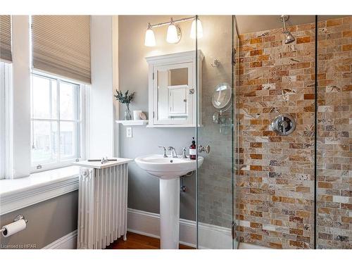 137 Grand Avenue S, Cambridge, ON - Indoor Photo Showing Bathroom