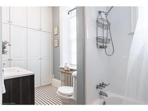 137 Grand Avenue S, Cambridge, ON - Indoor Photo Showing Bathroom