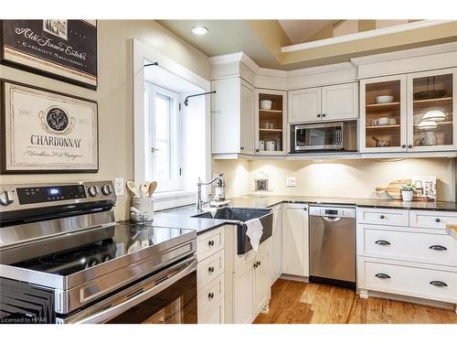 137 Grand Avenue S, Cambridge, ON - Indoor Photo Showing Kitchen With Upgraded Kitchen