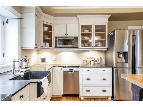 137 Grand Avenue S, Cambridge, ON - Indoor Photo Showing Kitchen With Upgraded Kitchen