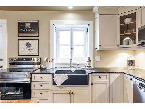 137 Grand Avenue S, Cambridge, ON - Indoor Photo Showing Kitchen With Upgraded Kitchen