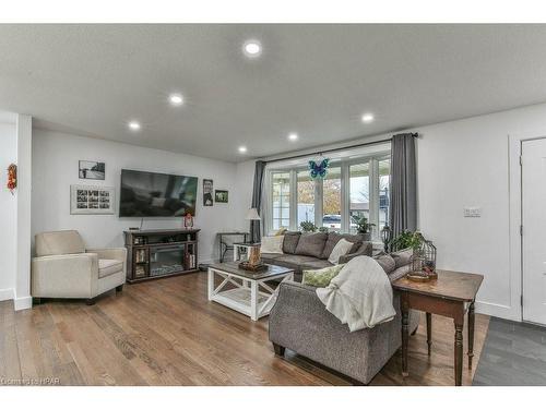 25 Finlayson Drive, Thamesford, ON - Indoor Photo Showing Living Room