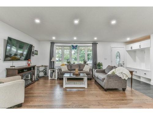 25 Finlayson Drive, Thamesford, ON - Indoor Photo Showing Living Room