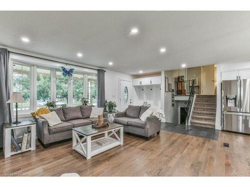 25 Finlayson Drive, Thamesford, ON - Indoor Photo Showing Living Room