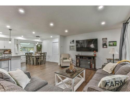 25 Finlayson Drive, Thamesford, ON - Indoor Photo Showing Living Room