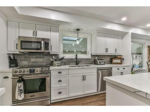 25 Finlayson Drive, Thamesford, ON - Indoor Photo Showing Kitchen With Double Sink With Upgraded Kitchen