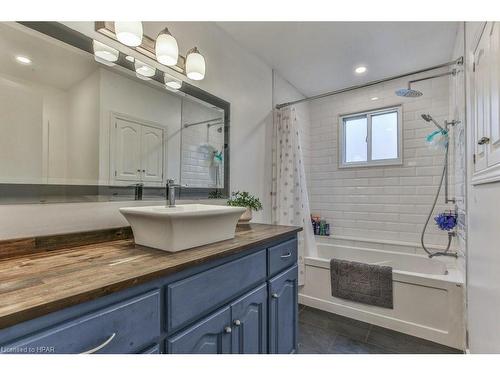 25 Finlayson Drive, Thamesford, ON - Indoor Photo Showing Bathroom