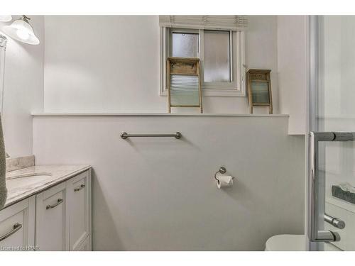 25 Finlayson Drive, Thamesford, ON - Indoor Photo Showing Bathroom