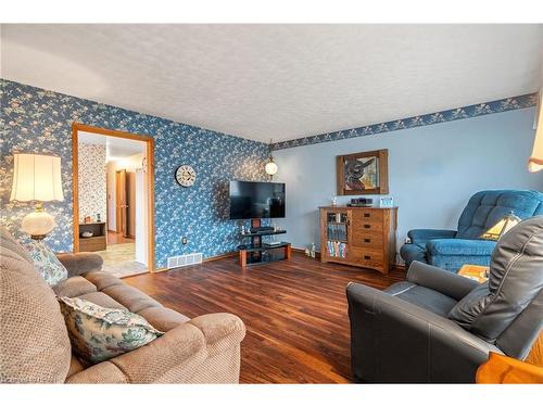 71 Orchard Street, Exeter, ON - Indoor Photo Showing Living Room