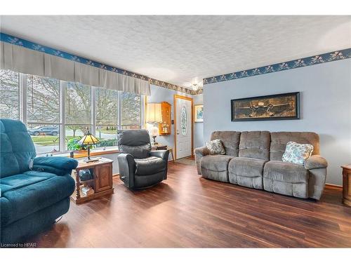 71 Orchard Street, Exeter, ON - Indoor Photo Showing Living Room