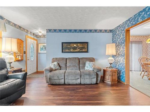 71 Orchard Street, Exeter, ON - Indoor Photo Showing Living Room