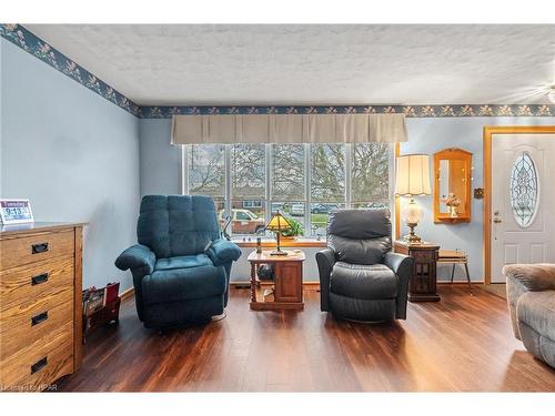 71 Orchard Street, Exeter, ON - Indoor Photo Showing Living Room