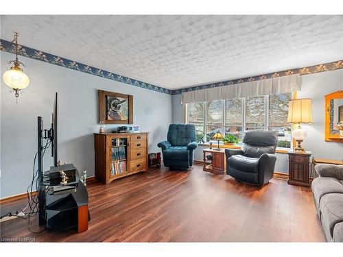 71 Orchard Street, Exeter, ON - Indoor Photo Showing Living Room