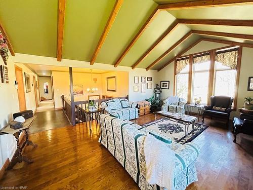 84332 Mcnabb Line, Huron East, ON - Indoor Photo Showing Living Room