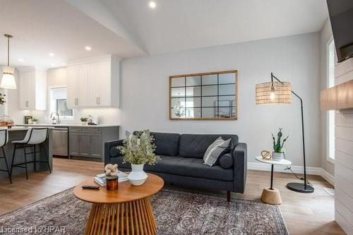 6 Diamond Street, Tavistock, ON - Indoor Photo Showing Living Room