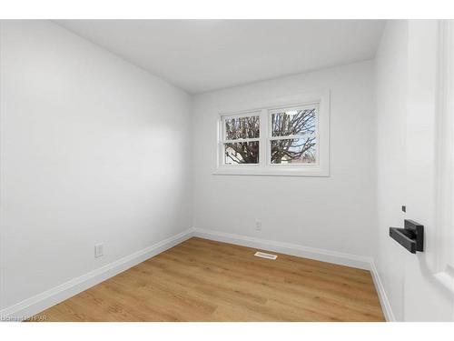 161 Smith St, Monkton, ON - Indoor Photo Showing Other Room