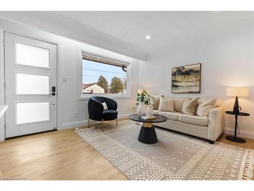 161 Smith St, Monkton, ON - Indoor Photo Showing Living Room