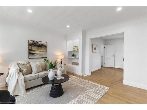 161 Smith St, Monkton, ON - Indoor Photo Showing Living Room