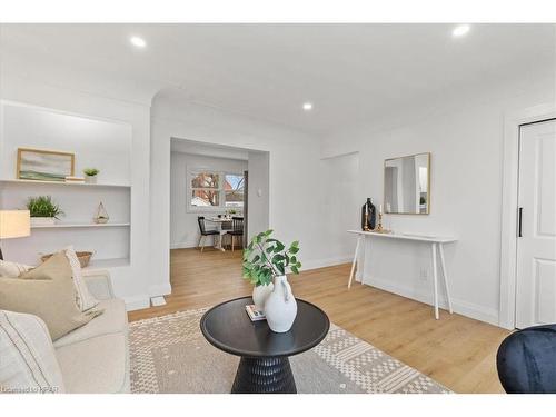 161 Smith St, Monkton, ON - Indoor Photo Showing Living Room