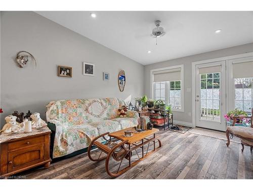 45 Devon Drive, Exeter, ON - Indoor Photo Showing Living Room