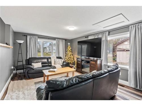 53 Robertson Street, Harriston, ON - Indoor Photo Showing Living Room