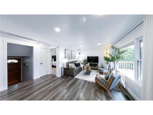 943 Dearness Drive, London, ON - Indoor Photo Showing Living Room