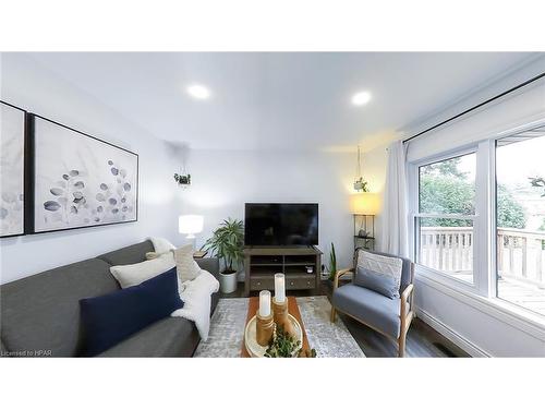 943 Dearness Drive, London, ON - Indoor Photo Showing Living Room