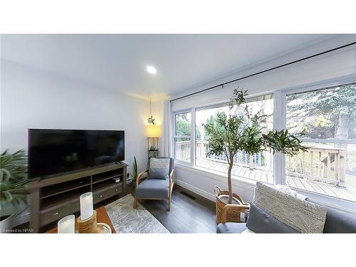 943 Dearness Drive, London, ON - Indoor Photo Showing Living Room