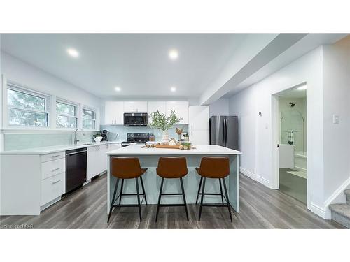 943 Dearness Drive, London, ON - Indoor Photo Showing Kitchen