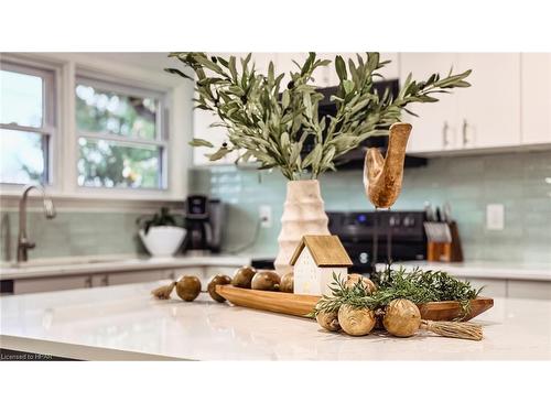 943 Dearness Drive, London, ON - Indoor Photo Showing Kitchen