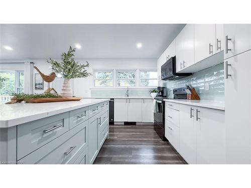 943 Dearness Drive, London, ON - Indoor Photo Showing Kitchen