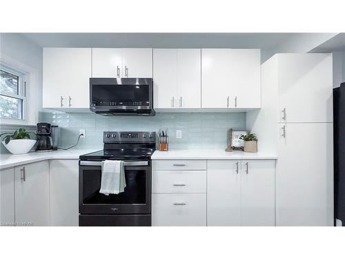 943 Dearness Drive, London, ON - Indoor Photo Showing Kitchen