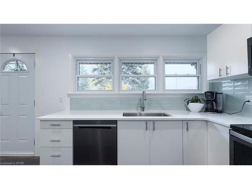 943 Dearness Drive, London, ON - Indoor Photo Showing Kitchen