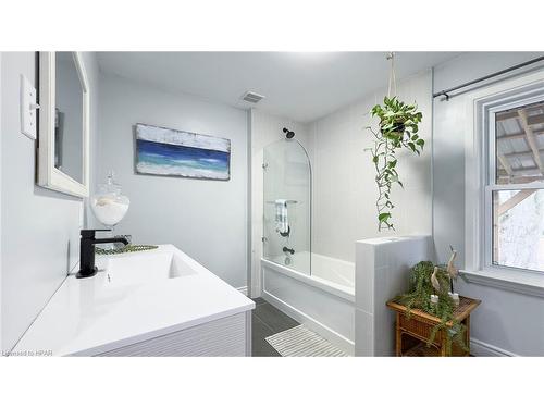 943 Dearness Drive, London, ON - Indoor Photo Showing Bathroom