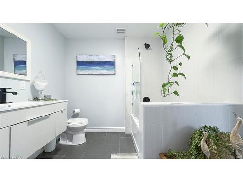 943 Dearness Drive, London, ON - Indoor Photo Showing Bathroom