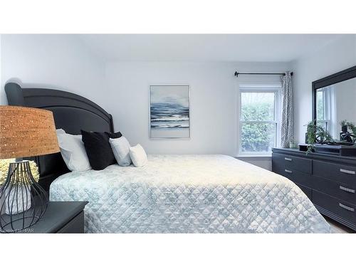 943 Dearness Drive, London, ON - Indoor Photo Showing Bedroom