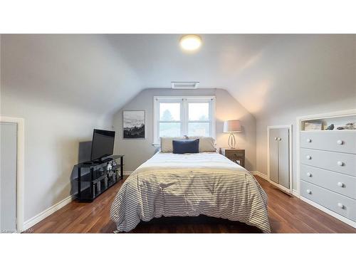 943 Dearness Drive, London, ON - Indoor Photo Showing Bedroom