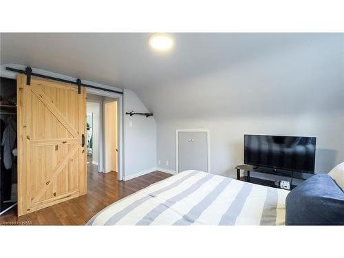 943 Dearness Drive, London, ON - Indoor Photo Showing Bedroom