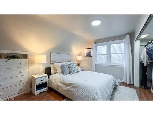 943 Dearness Drive, London, ON - Indoor Photo Showing Bedroom