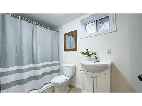 943 Dearness Drive, London, ON - Indoor Photo Showing Bathroom