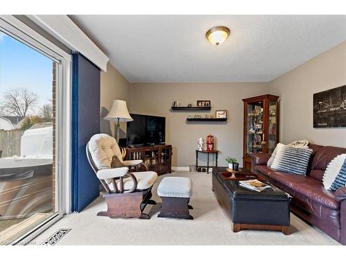 8 Oak Street, Stratford, ON - Indoor Photo Showing Living Room