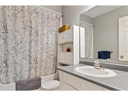 8 Oak Street, Stratford, ON - Indoor Photo Showing Bathroom