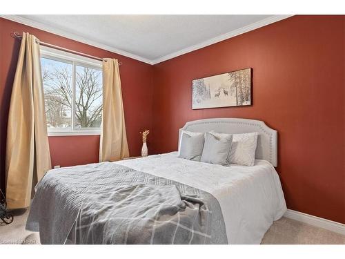 8 Oak Street, Stratford, ON - Indoor Photo Showing Bedroom