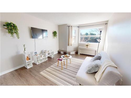 45-56 Hiawatha Road, Woodstock, ON - Indoor Photo Showing Living Room